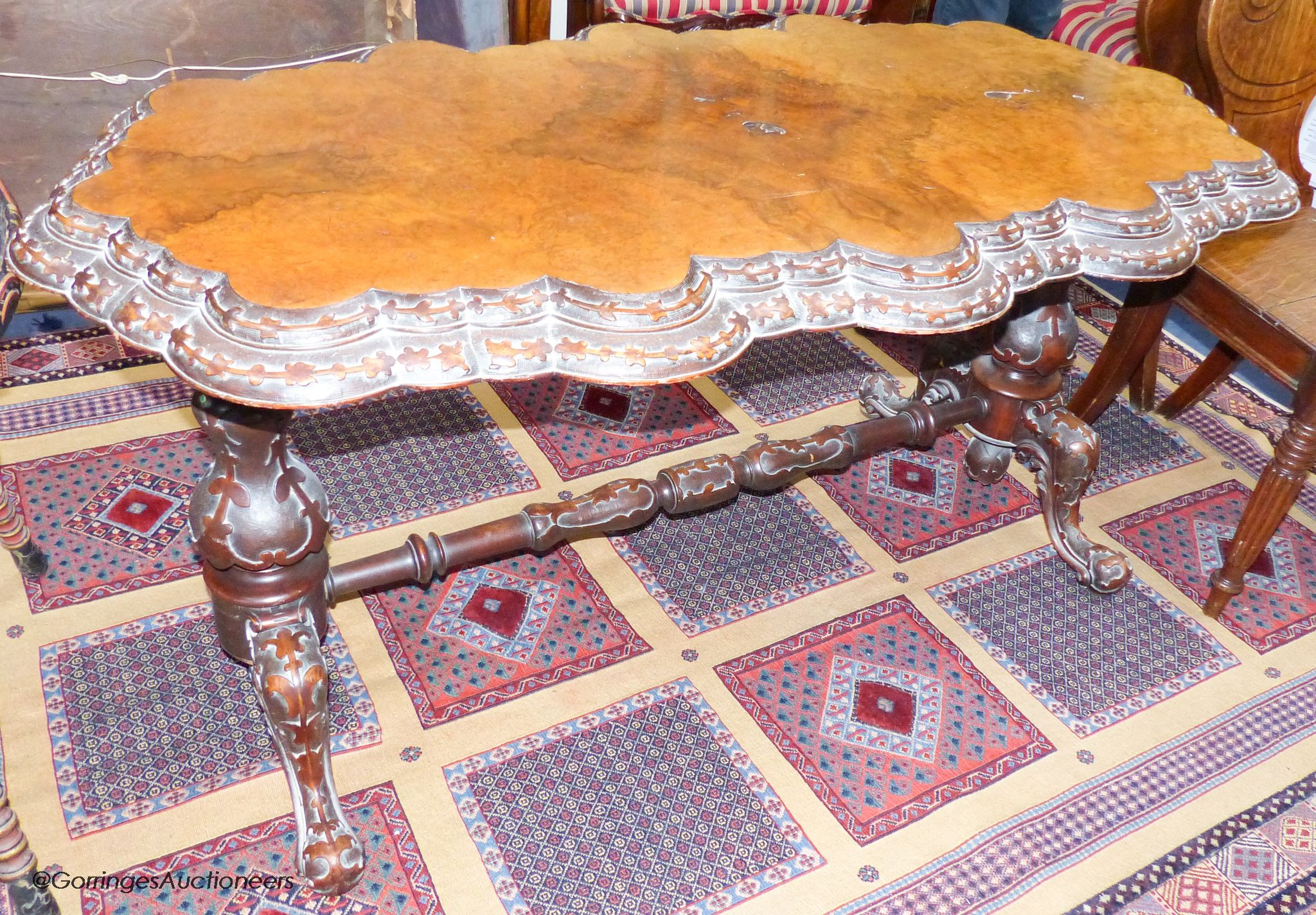 A Victorian figured walnut centre table, 104.5 cm long, 77 cm deep, 68.5 cm high